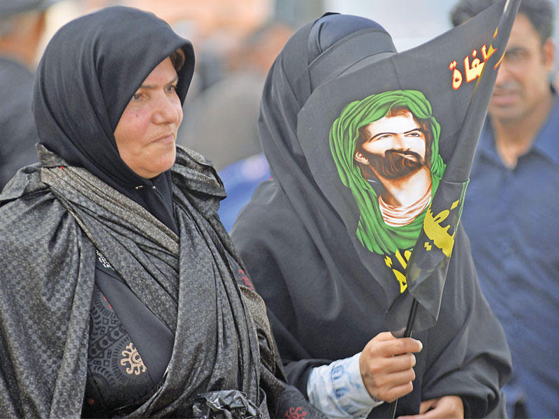 موكب زوار يتجه من النجف إلى كربلاء أمس     (أ ف ب) 