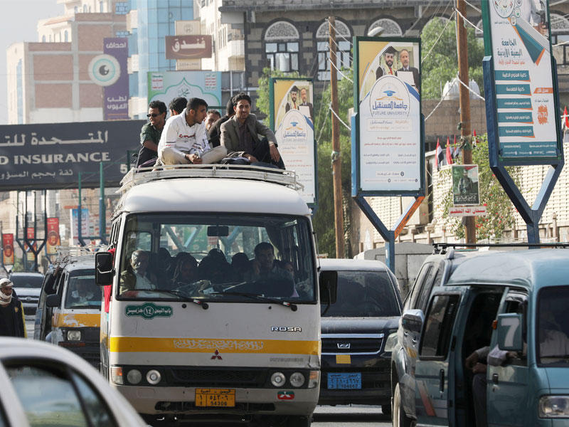 ركوب الناس على متن حافلة وسط نقص الوقود في صنعاء ، اليمن