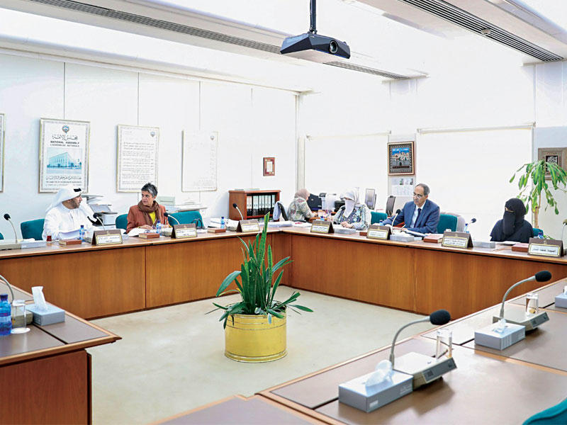 لجنة المرأة والأسرة في اجتماعها أمس