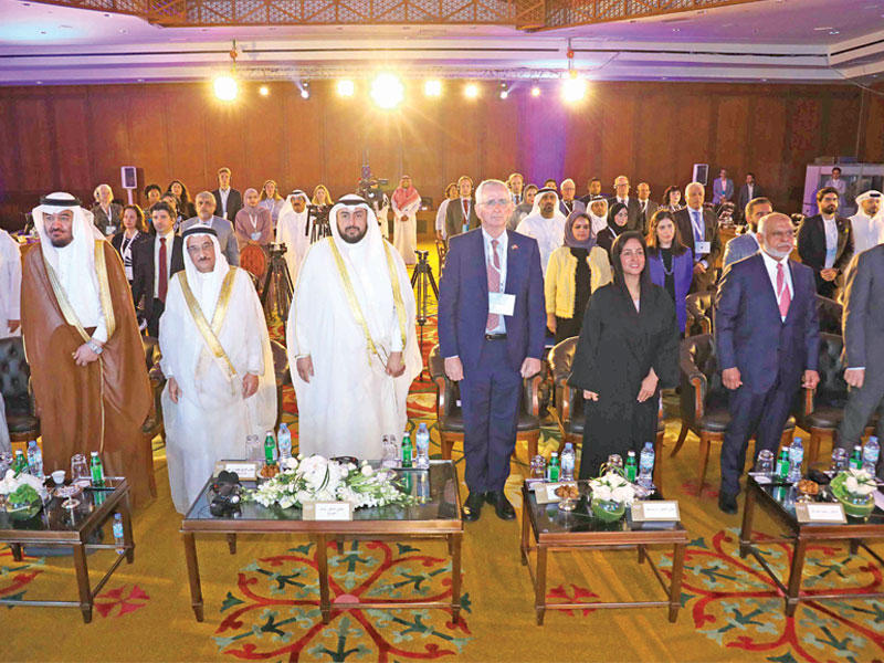 وزير الصحة وسفير الدانمارك وعدد من الحضور خلال الافتتاح 