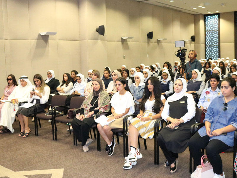 عدد من الحضور في الملتقى