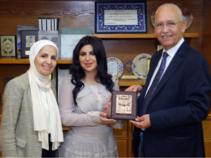 تكريم إحدى المهندسات