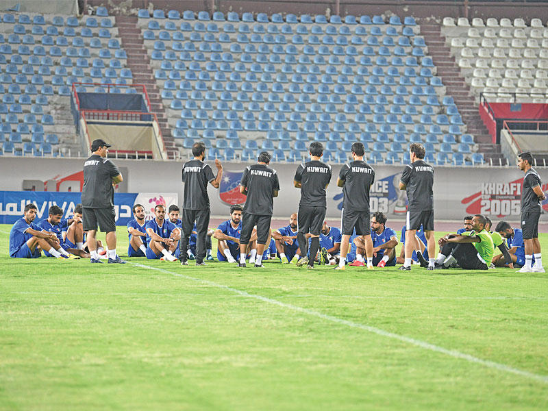 الجهاز الفني يوجه اللاعبين