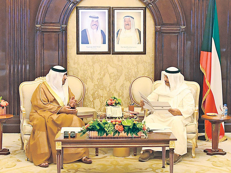 المبارك مستقبلاً سفير الإمارات أمس