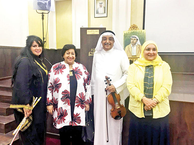 د. حمد الهباد مع الحاضرات في الندوة 