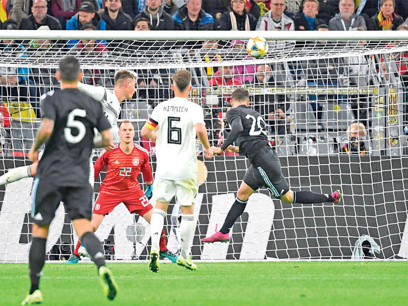 ألاريو لاعب منتخب الأرجنتين يحرز هدفاً في مرمى ألمانيا