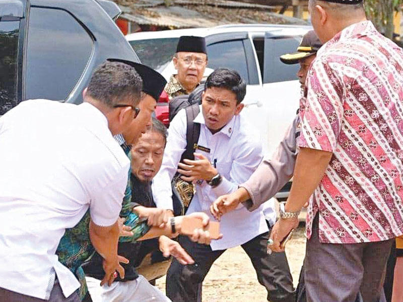 لحظة إسعاف وزير الأمن الإندونيسي، ويرانتو