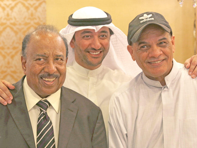 صقر الملا يتوسط خالد الحربان ومحمد الذاير