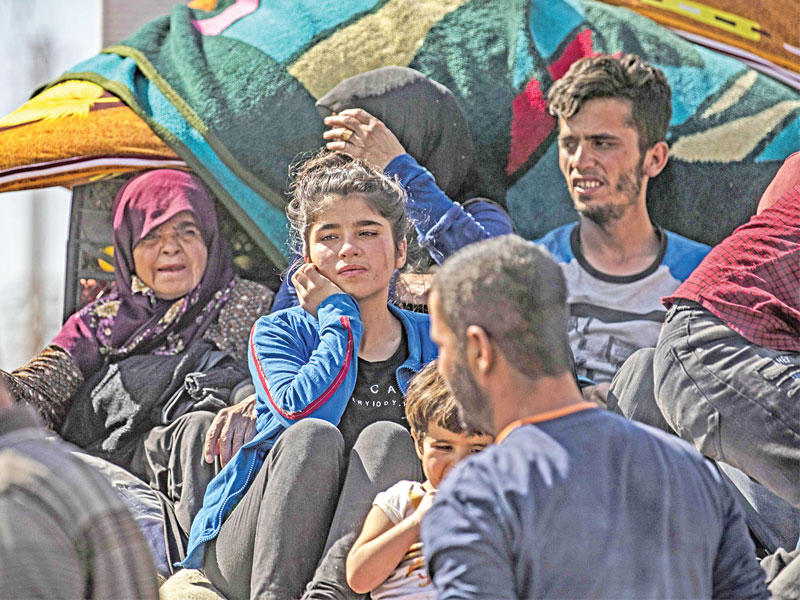  فارون من القصف التركي يصلون لمدينة الحسكة أمس (أ ف ب)