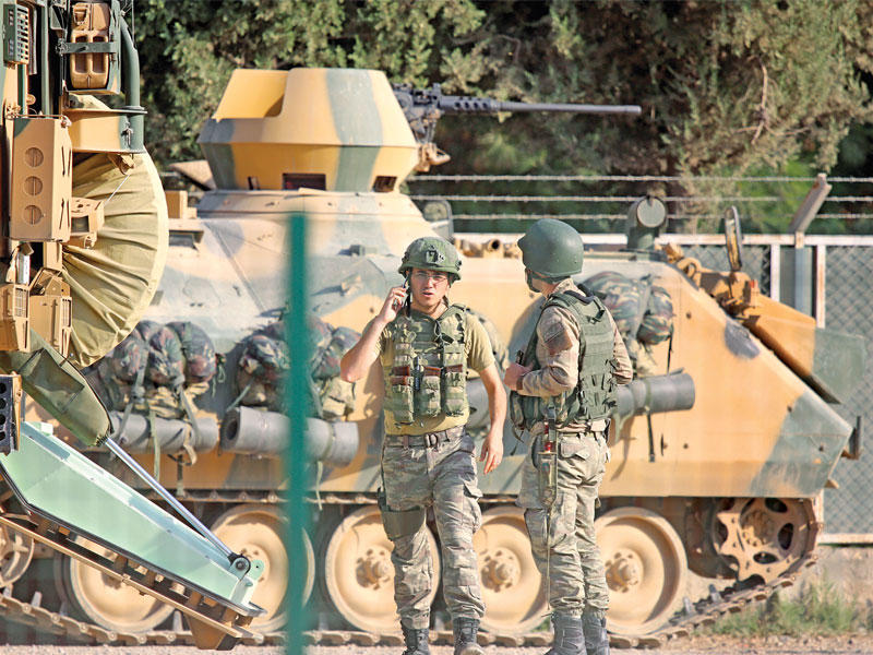 جنديان تركيان قبل الانتقال لحدود سورية أمس (إي بي إيه)n