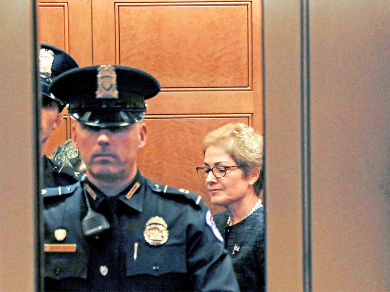 السفيرة يوفانوفيتش لدى وصولها للإدلاء بشهادتها في الكونغرس أمس الأول    (رويترز) 