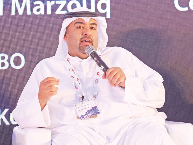 المرزوق متحدثاً خلال الحلقة النقاشيةn