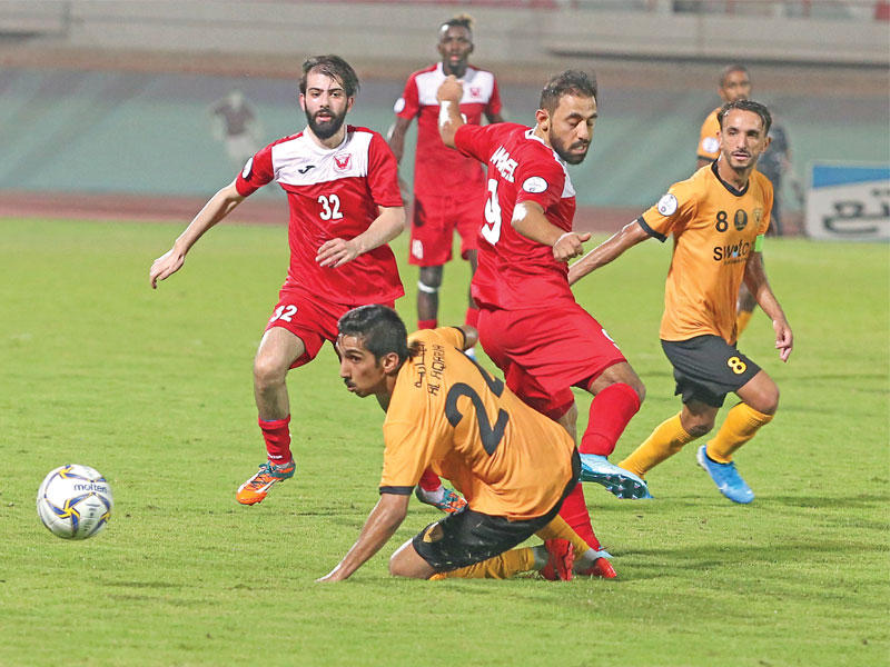 صراع على الكرة في مباراة القادسية والفحيحيل