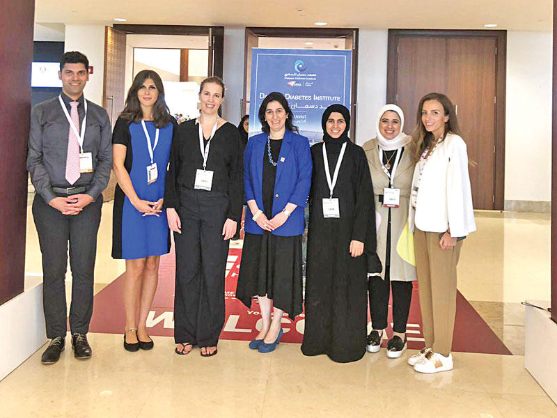 العزيري تتوسط المشاركين في المؤتمرn