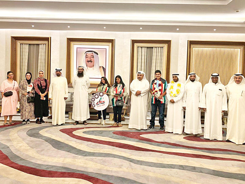 السلطان متوسطاً طلبة «العربية» المشاركين في مسابقة المناهزات