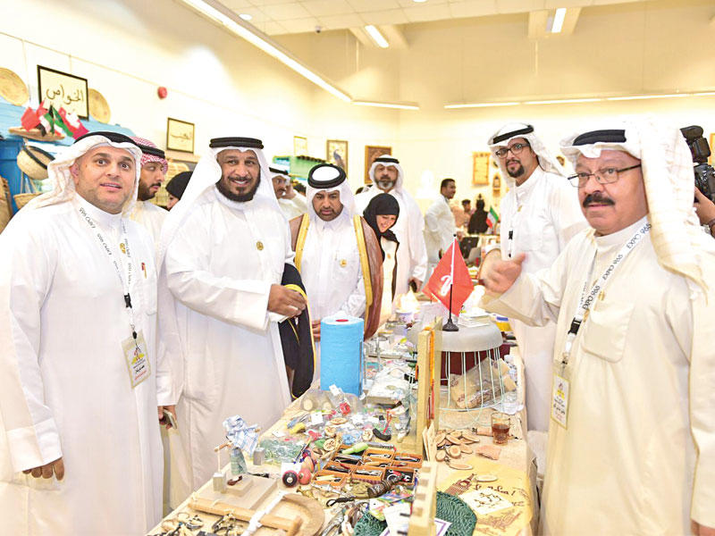 الخراز وكمال خلال جولة على المعرض