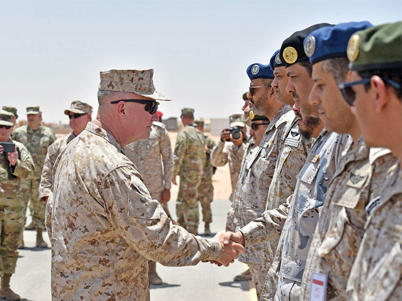 صورة تعود إلى يوليو لقائد بحرية القيادة الأميركية الوسطى يلتقي ضباطاً سعوديين في قاعدة الخرج وسط السعودية 