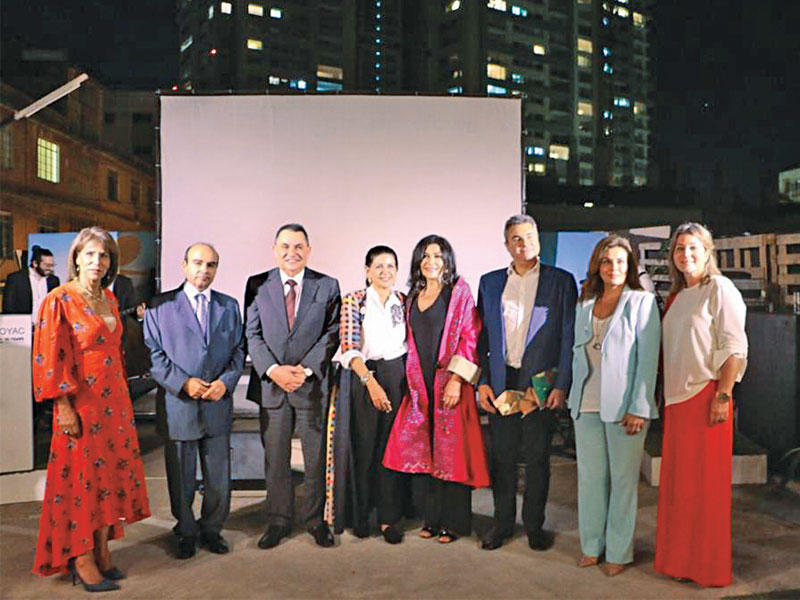 محمد جاسم الصقر متوسطاً فارعة السقاف وسعد البراك وفتوح الدلالي... وتبدو إلى يسار السقاف الرئيسة السابقة لـ «لوياك لبنان» سعاد أمين ثم الرئيس الأول لـ «لوياك لبنان» أنتوني ستيفان ومنى الكالوتي ولارا دردريان 