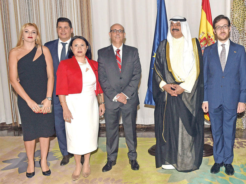 الجارالله مهنئاً السفير الإسباني وأعضاء البعثة الدبلوماسية