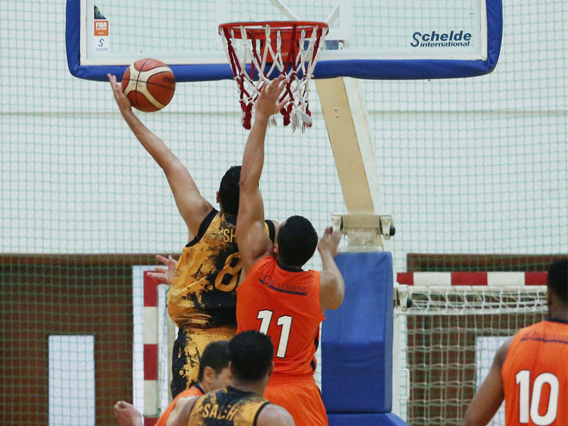 محاولة التسجيل تحت السلة في لقاء القادسية وكاظمة