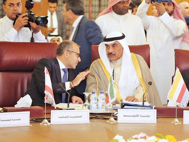 دردشة بين الشيخ صباح الخالد ونظيره اللبناني خلال الاجتماع الوزاري العربي بالقاهرة أمس