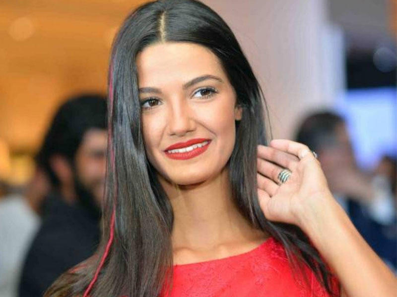 النجمة تارا