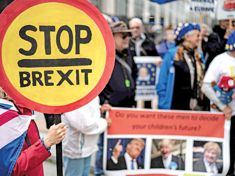 متظاهرون معارضون لـ«بريكست» في بروكسل  (أ ف  ب)
