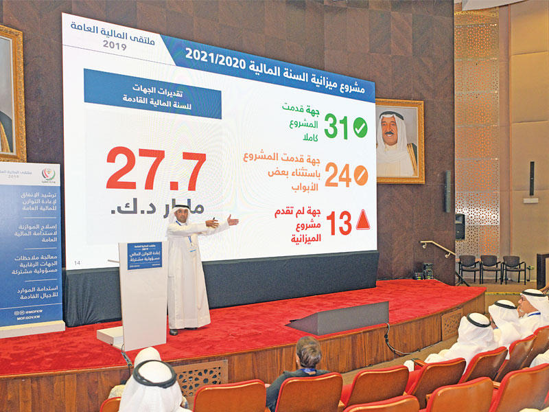 الحجرف متحدثاً في الملتقى