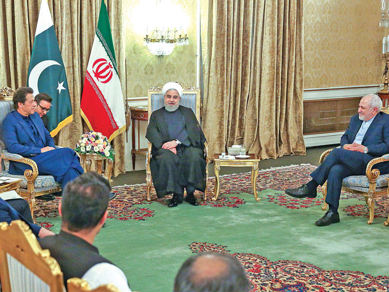 روحاني مستقبلاً عمران خان في طهران أمس      (إرنا)