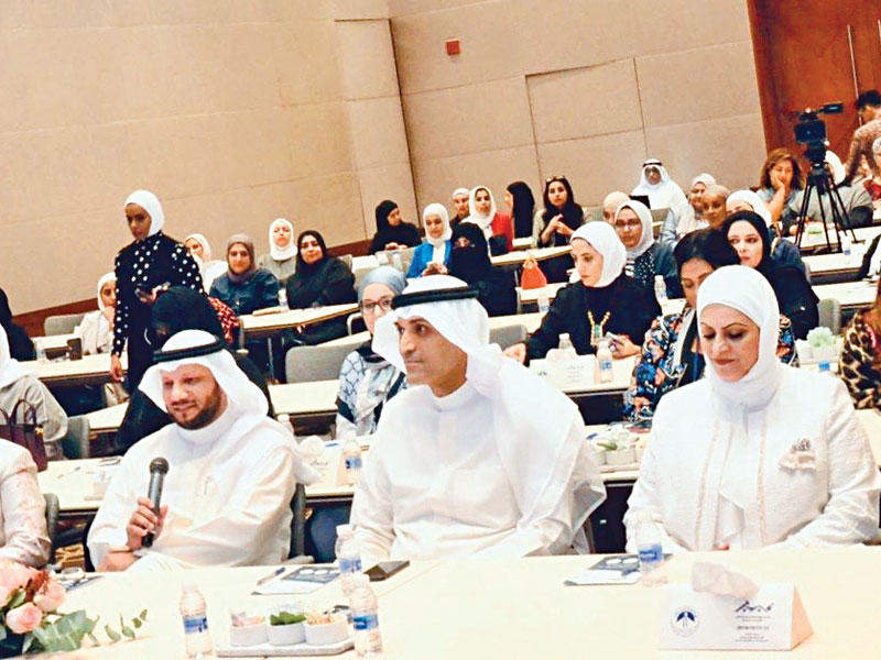 جانب من الحضور في المعرض