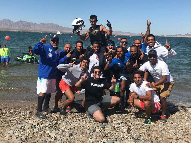 لاعبي المنتخب الكويتي للدراجات المائية عقب نهاية منافسات اليوم الرابع