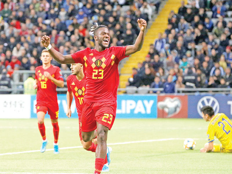 باتشواي يحتفل بهدفه في مرمى كازاخستان