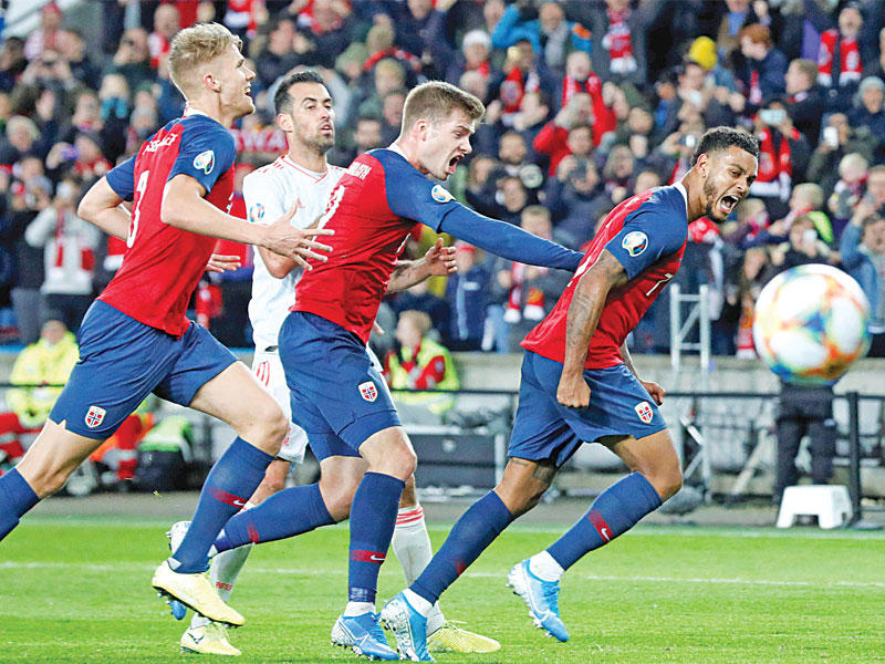 كينغ يحتفل بهدفه في مرمى إسبانيا