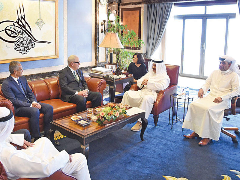 المبارك مستقبلاً قيادات نفطية أمس