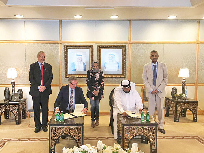 وزير الصحة والمسؤول البريطاني خلال توقيع مذكرة التفاهم أمس