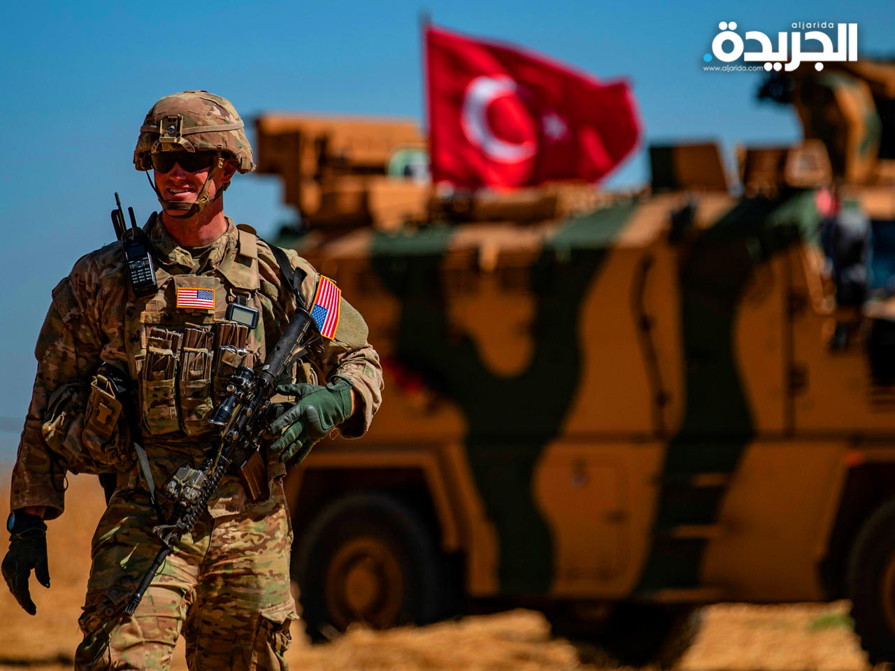 جندي أميركي بجانب مدرعة تركية