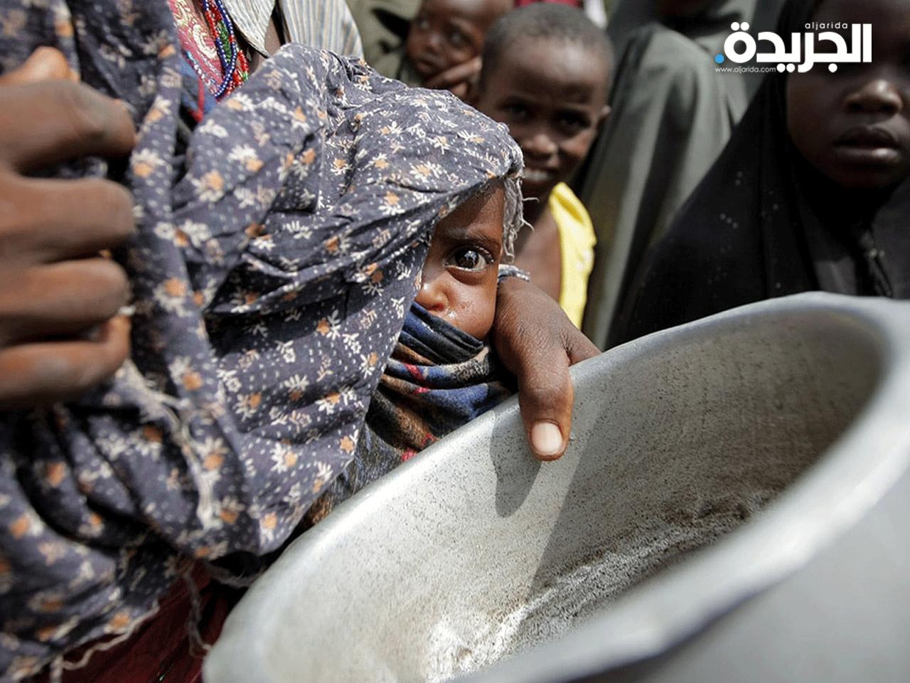 طفل في حضن أمه خلال توزيع غذاء ضمن البرنامج العالمي