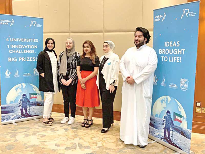 عدد من الطلبة المشاركين في البرنامج