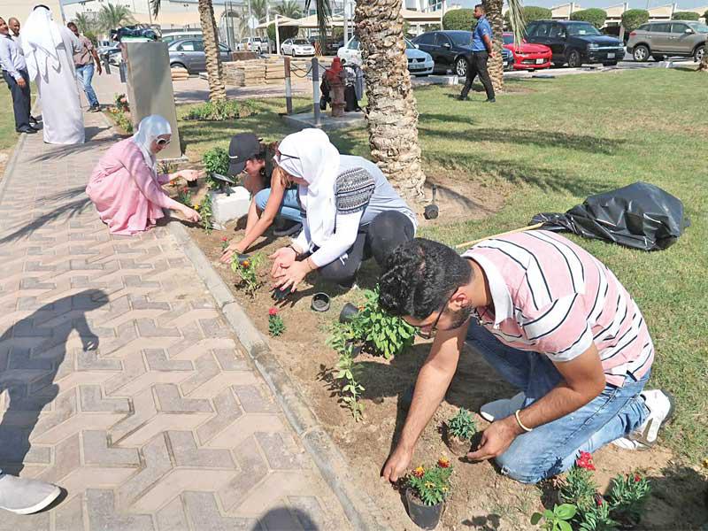 طلبة يشاركون في حملة التشجير