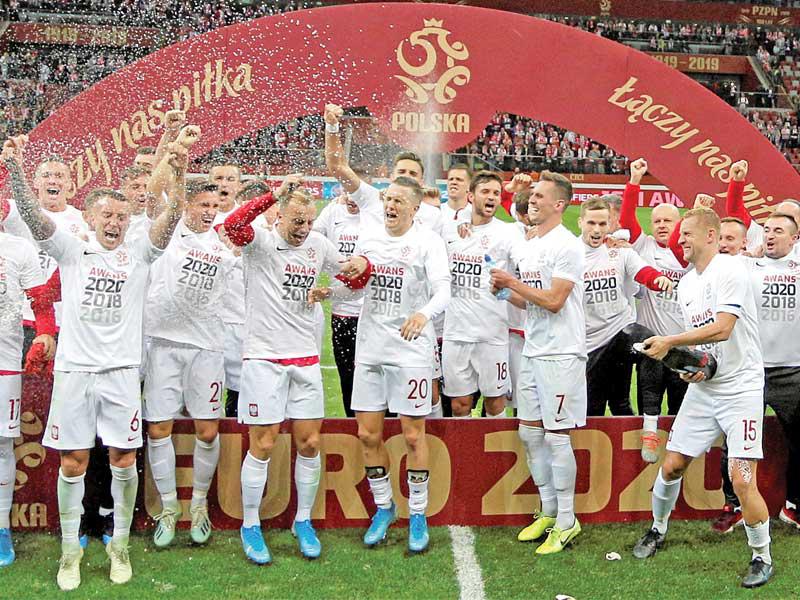 لاعبو المنتخب البولندي يحتفلون بالتأهل الى نهائيات يورو 2020