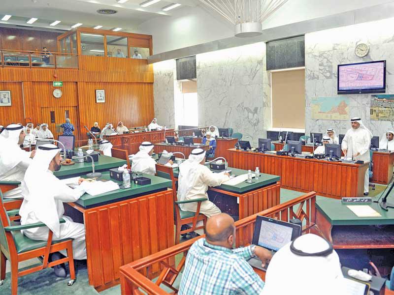 جانب من جلسة البلدي أمس