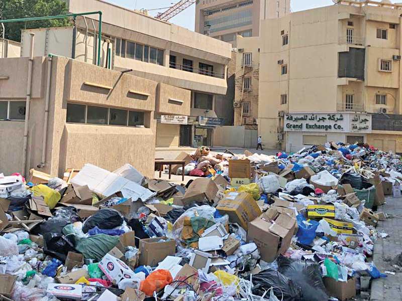 النفايات تسد الطرقات قبالة برج التحرير    (تصوير خليل حجاج)