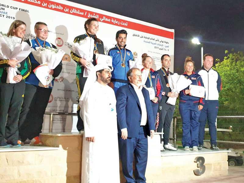 المضف وسكينر على منصة التتويج