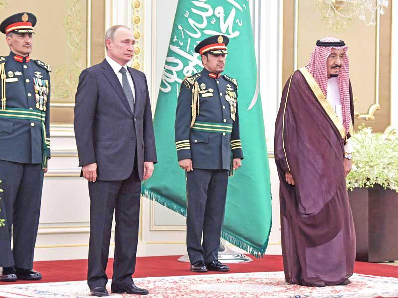 الملك سلمان مستقبلا بوتين في قصر اليمامة بالرياض أمسt (رويترز)