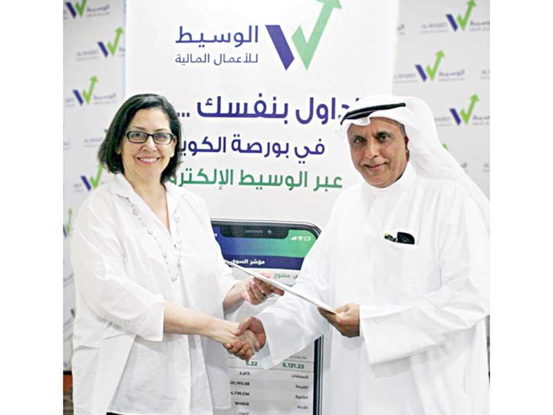 عبدالمحسن المشعان يسلم شيك التبرع إلى د. إلهام الحمدان