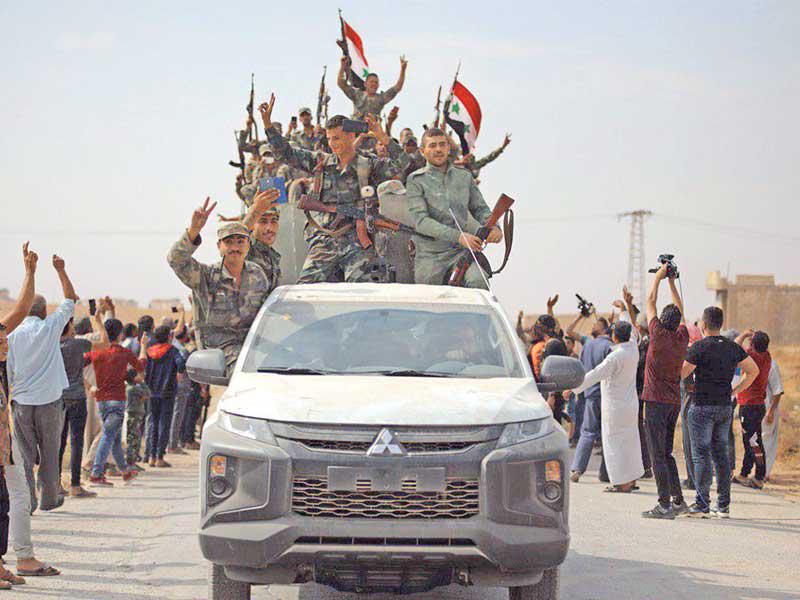 استقبال أهالي عين عيسى لطلائع قوات النظام أمس (أ ف ب)