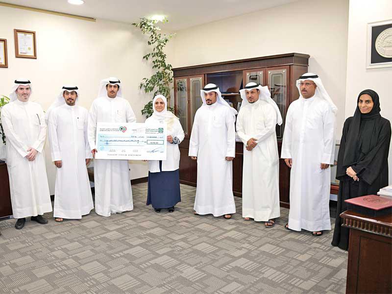 وفد جمعية العدان والقصور خلال تسليمه شيك الزكاة 