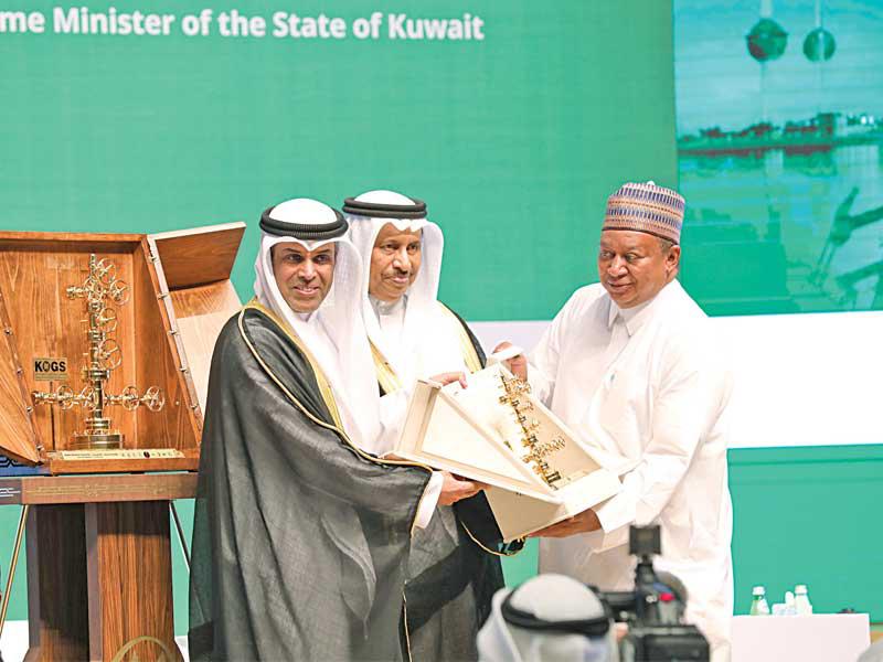 المبارك مكرماً الأمين العام لمنظمة «أوبك» محمد باركندو... ويبدو الفاضلn