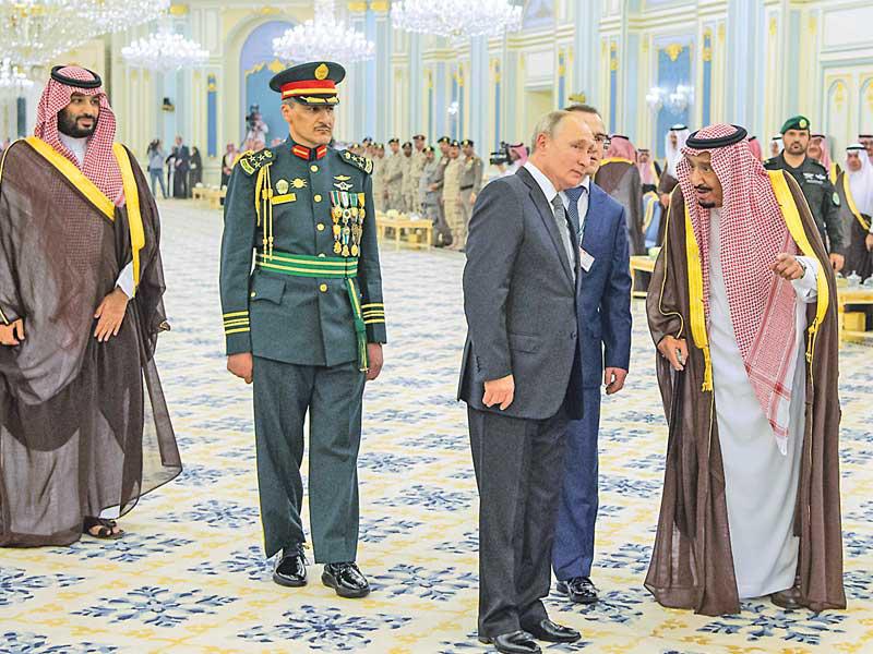 الملك سلمان مستقبلاً بوتين في قصر اليمامة بالرياض بحضور ولي عهده أمس (أ ف ب)n