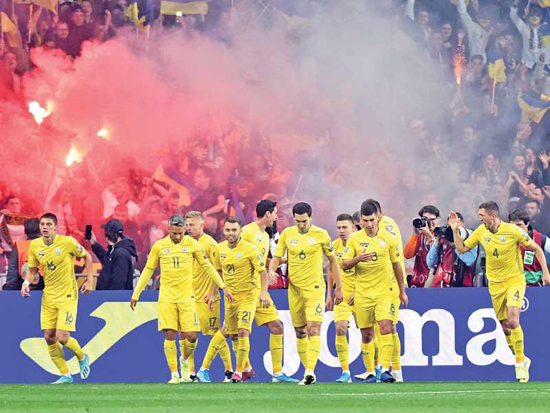 فرحة لاعبي المنتخب الاوكراني بعد إwحراز هدف في مرمى البرتغال